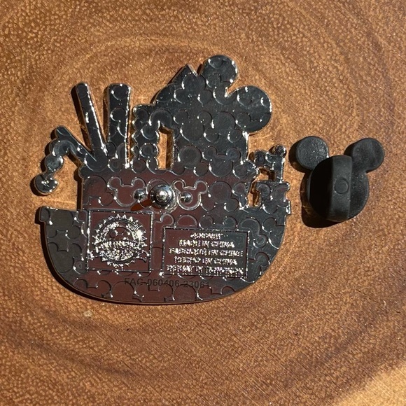 Disney Mickey Mouse Pin - Classic Steamboat Willy - NEW - Picture 4 of 4